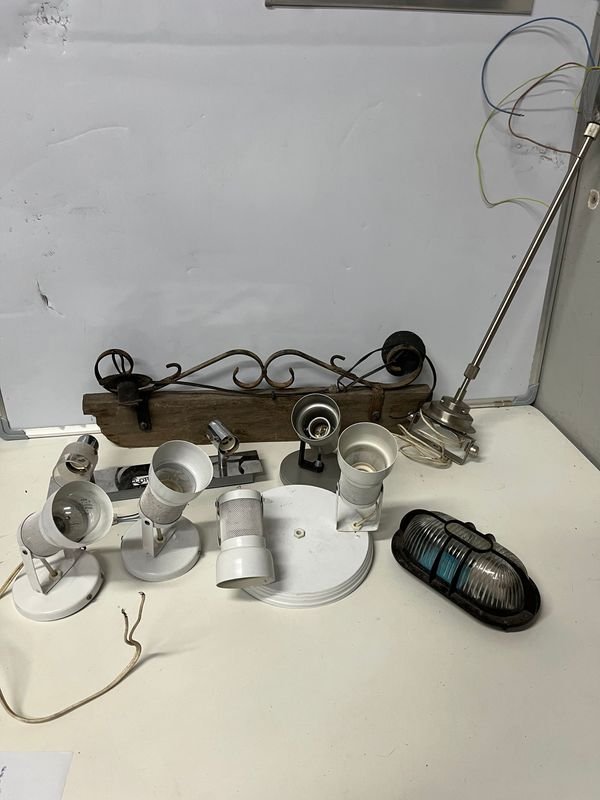 Lote de 8 Apliques de Luz Metálicos Blancos, 1 de Madera y 1 Tortuga