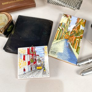 Lote de Artículos Varios: Corbatera, Set de Cartas, Alhajero, Cuadritos y Linterna - imagen 2