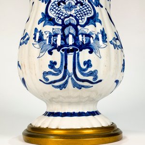 Florero Francés de Cerámica Blanca y Azul con Base y Virola de Bronce - imagen 2