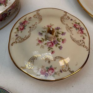 Lote Variado de Porcelanas: Caja, Cuencos y Cuchara con Diseños Florales y Orientales - imagen 6