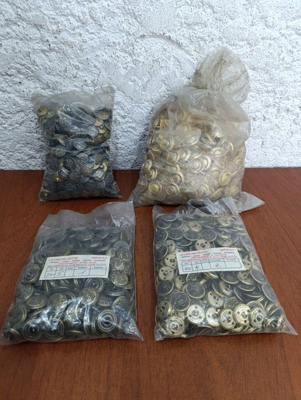 Lote siguiente: Botones en bolsas plásticas