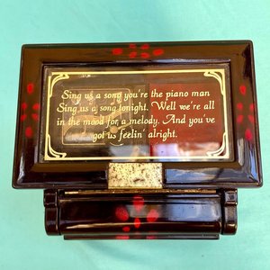 Alhajero musical con forma de piano. Funcionando.  Ver video. 13 cm x 10.5 cm x 14 cm. - imagen 5
