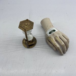 Reloj de Arena Decorativo con Estructura Dorada y Mano de Maniquí - imagen 3