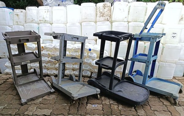 4 Carros Auxiliares de Limpieza de tres Estantantes con ruedas - Se venden a la Vista con Faltantes y Detalles de Uso - Ideal para repuesto - imagen 1