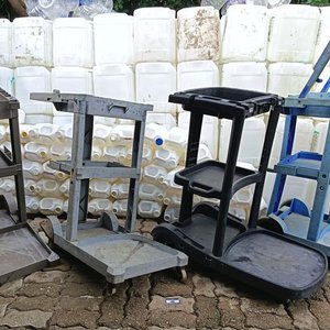 Lote anterior: 4 Carros Auxiliares de Limpieza de tres Estantantes con ruedas - Se venden a la Vista con Faltantes y Detalles de Uso - Ideal para repuesto
