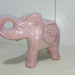 Lote de 4 Piezas Decorativas: Elefante Rosa, Tetera Verde, Copa Dorada y Recipiente Blanco - imagen 3
