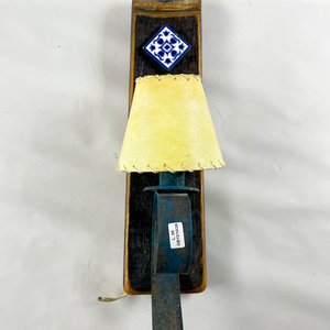 Aplique de Pared Rústico en Hierro y Madera con Pantalla Amarilla - imagen 1