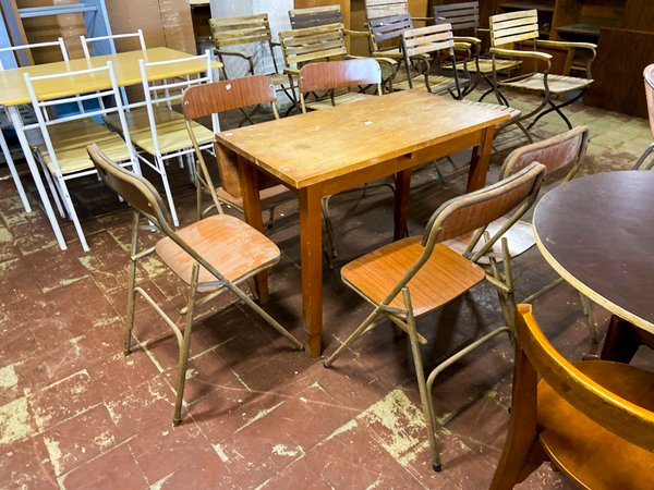 Mesa de Comedor y Sillas Metálicas Estilo Rústico