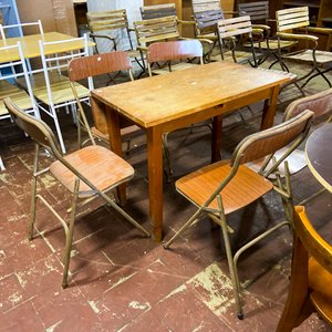 Lote siguiente: Mesa de Comedor y Sillas Metálicas Estilo Rústico