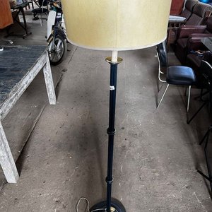 Lote anterior: Lámpara de Pie Clásica con Pantalla Amarilla