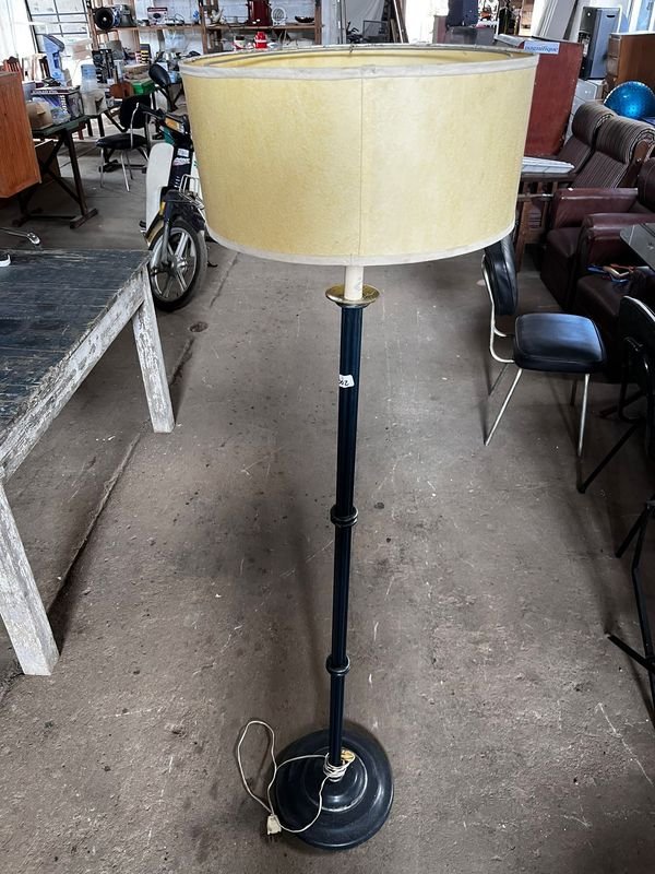 Lámpara de Pie Clásica con Pantalla Amarilla
