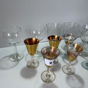 Lote de 13 Copas de Licor Variadas con Detalles Dorados - imagen 2