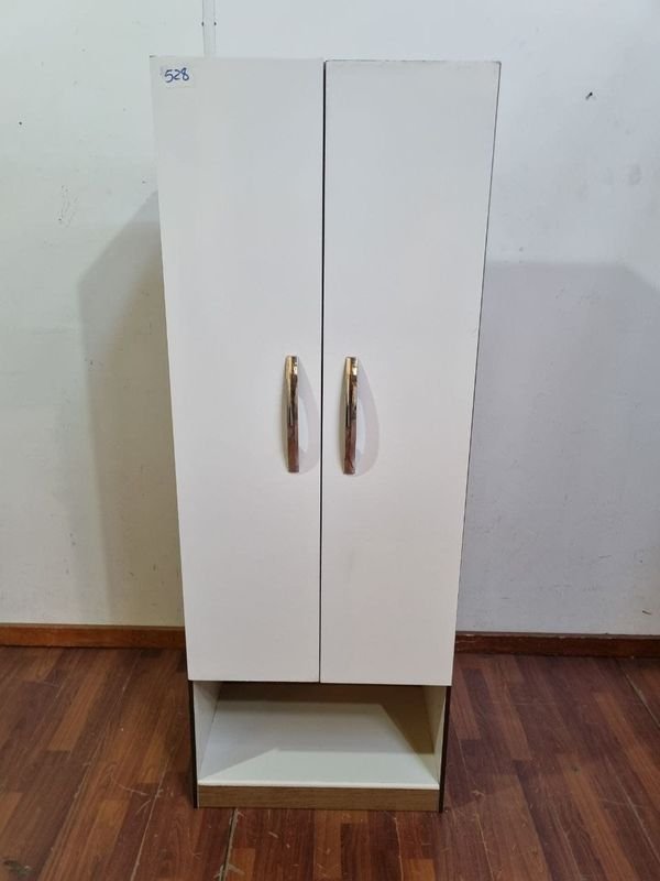 Mueble Blanco y Castaño con Puertas y Estante Abierto