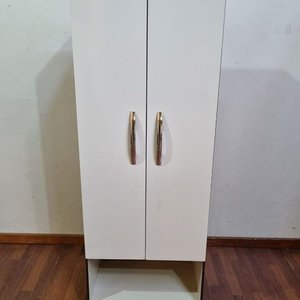 Lote anterior: Mueble Blanco y Castaño con Puertas y Estante Abierto