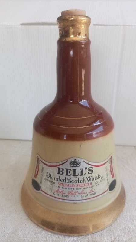 Lote siguiente: Porrón de cerámica con forma de campana Whisky Bells