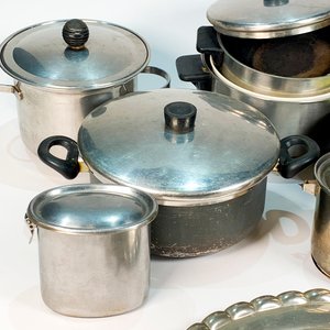 Lote de Utensilios de Cocina: Ollas de Aluminio e Inox, Asadera, Fuentes y Bandeja - imagen 2