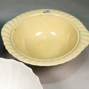 Tres Centros de Porcelana con Diseños Florales Azules y Uno Amarillo - imagen 5