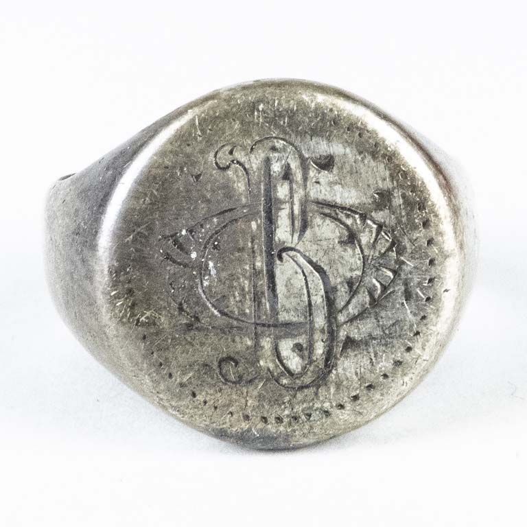 Lote siguiente: Anillo de plata con monograma - Detalles en español