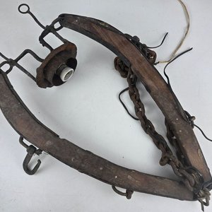 Lámpara Rústica Artesanal con Yugo y Cadena - imagen 2