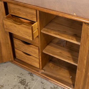 Aparador de seis puertas enchapado en raíz con interior de cajonera - imagen 3