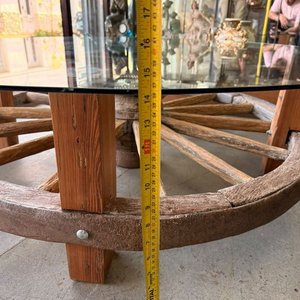 Mesa Ratona Rústica con Rueda de Carro Original y Tapa de Vidrio - imagen 11