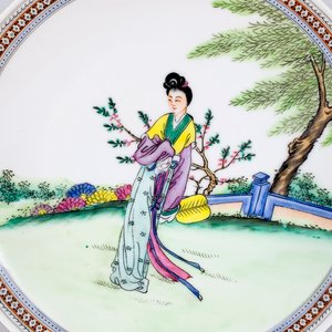 Plato de Porcelana Oriental con Decoración de Dama - 23 cm - imagen 2
