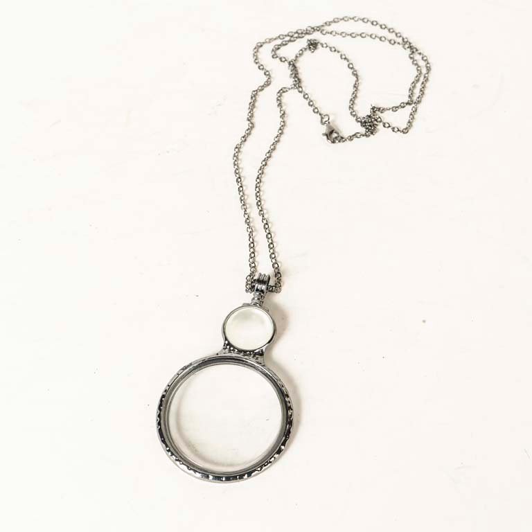 Collar con Lupa Decorativa Plateada