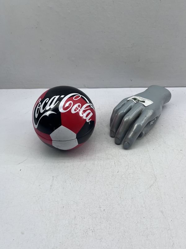Lata Decorativa Coca-Cola Forma Pelota de Fútbol - imagen 1