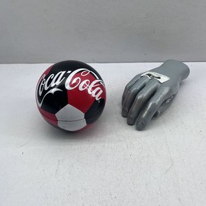 Lote siguiente: Lata Decorativa Coca-Cola Forma Pelota de Fútbol