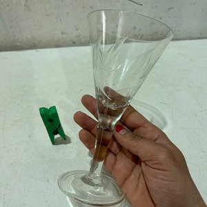 Botellón de Vidrio con Grabados y 5 Copas de Cristal Tallado - imagen 3