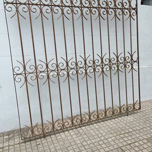Reja de Hierro Forjado Grande con Diseños Circulares - imagen 2