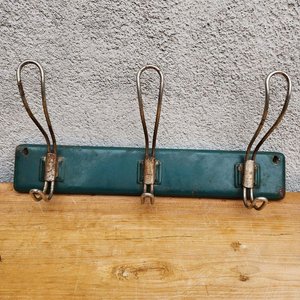 Lote siguiente: Perchero de Pared Esmaltado Color Esmeralda con Ganchos Metálicos