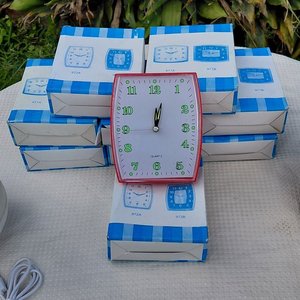 Lote de 5 Relojes de Pared y 2 Veladores Modernos - imagen 3