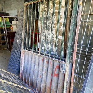 Lote anterior: Dos Hojas de Portón de Hierro con Varillas, Color Verde