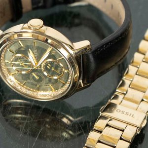 Reloj Fossil Dorado con Malla Intercambiable y Detalles Brillantes - imagen 2