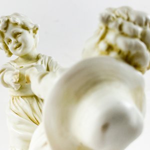 Figura de niñas en Biscuit en base de bronce de 15 cm - imagen 7
