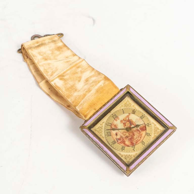 Reloj de Colgar Antiguo con Escena Romántica en Marfilina y Marco de Bronce con Esmalte
