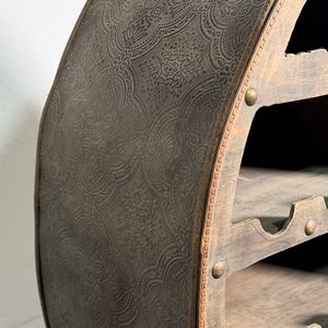 Botellero de Pie Rústico en Madera con Detalles Grabados - imagen 2