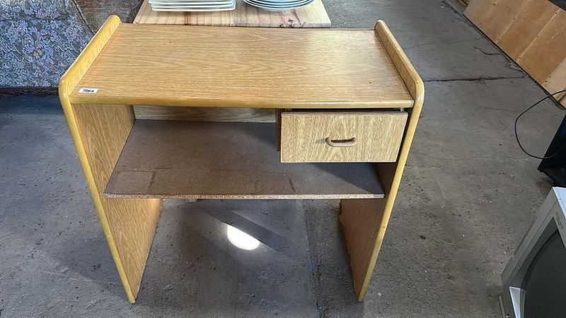 Escritorio con cajón de madera