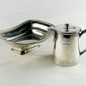 Lote anterior: Dos piezas en metal, centro de 24 x 20 cm y cafetera de 12 cm