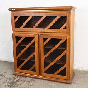 Lote siguiente: Aparador de madera con puertas vidriadas y detalles en lustre