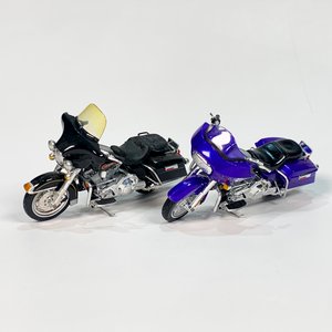 Dos Maquetas Maisto Harley Davidson: FLTR Road Glide Violeta (2000) y FLHT Electra Glide Negra (2019) - imagen 2