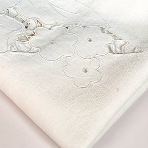 Mantel de Hilo Blanco Calado con Decoración Floral - 158 x 180 cm - imagen 3
