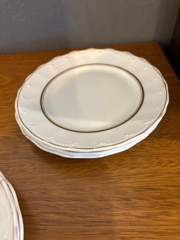 Lote anterior: Platos de porcelana blanca con dorado en estante