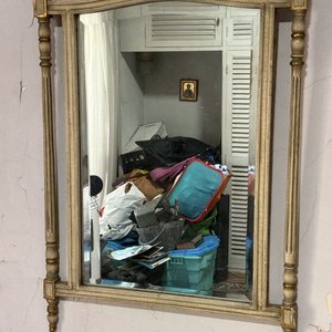 Espejo Clásico con Marco de Madera Tallada y Detalles Dorados - imagen 1