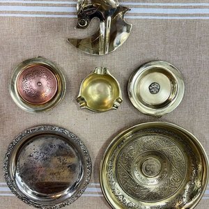Lote de 5 Ceniceros y Bandejas Antiguas de Metal - imagen 1