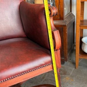 Sillón Antiguo de Respaldo Alto con Tapizado Bordó y Tachas - imagen 9