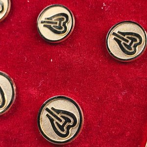 Juego de 7 Botones Dorados "Anson" con Diseño en Relieve y Estuche Original - imagen 5