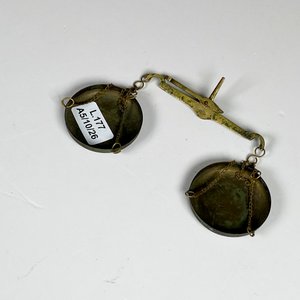 Balanzita de bronce dos platos y destapador llave - imagen 4