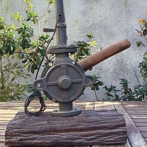 Lámpara de mesa artesanal de estilo rústico La base está compuesta por un robusto medio tronco de madera noble con su corteza natural texturizada, sobre el cual se monta el cuerpo principal de una antigua bomba de agua manual giratorio de hierro fundido No. 2 Allwilen Original Pumpe. Incorpora detalles de fontanería vintage como cañerías de hierro y una canilla de bronce decorativo en el eje. En Muy bueno estado de Conservación. Medidas Sin pantalla: Alto 72 cm - Base Largo 33 cm - imagen 2